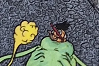 Gros plan sur JUKEBOX HEROES : Goku et son nuage magique, perché sur la tête de Shenron